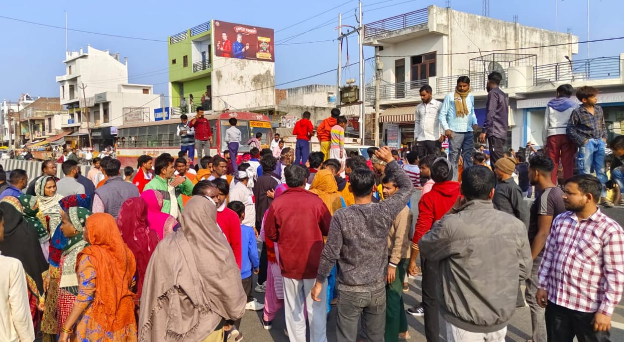 Death of Nagar Panchayat contract worker, angry people blocked the highway