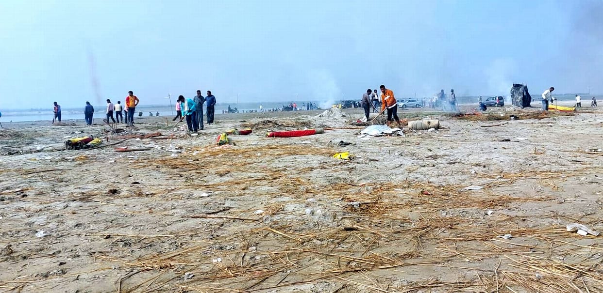 Kalpavasi returned from Kakoda fair and left heaps of garbage on the banks of Ganga.