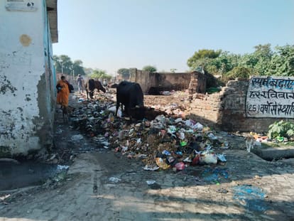 Garbage was thrown outside the dumping ground, the exit was blocked.