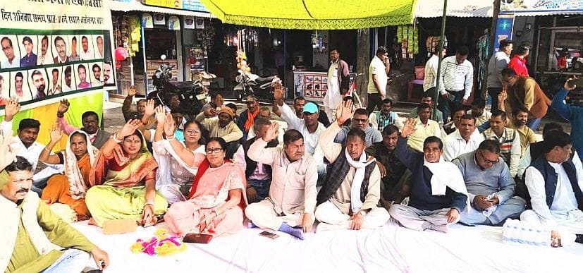 Congressmen protested for road construction