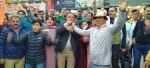 पालमपुर में त्रिलोक कपूर व  लोगों को लड्डू खिलाते भाजपा कार्यकर्ता