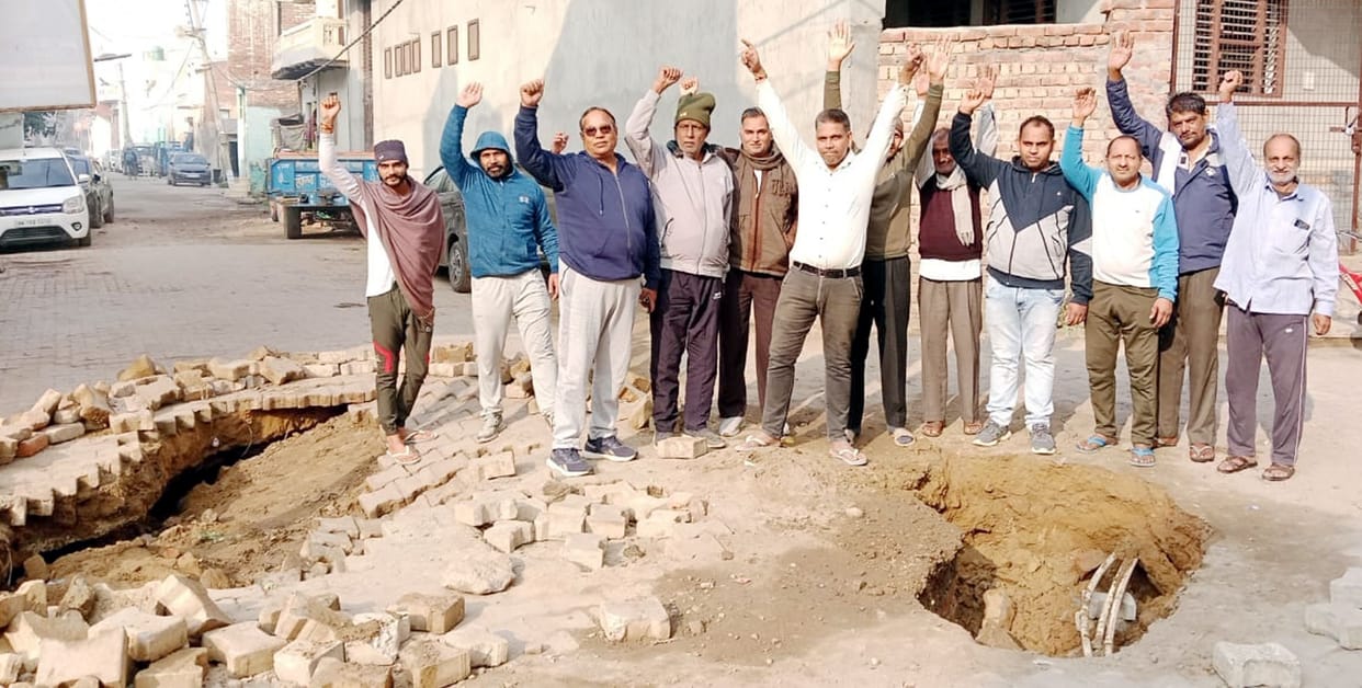 The residents of Manan Pana area got angry over the negligence of the contractor and demonstrated their anger.