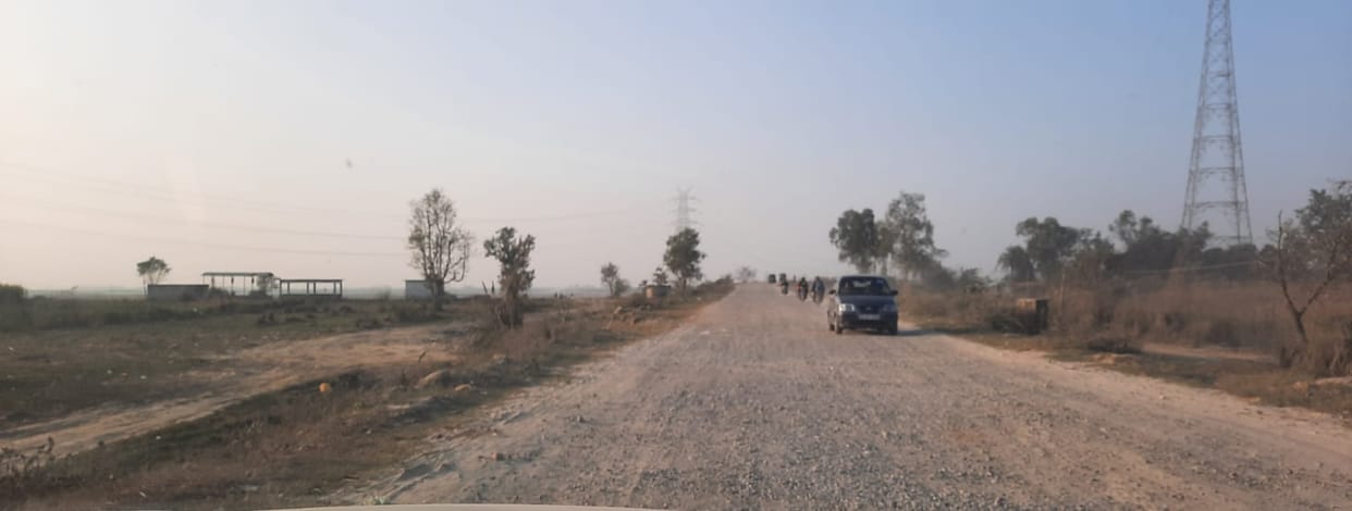 The approach road of Balawali bridge could not be built, traffic was moving on the rocky road.