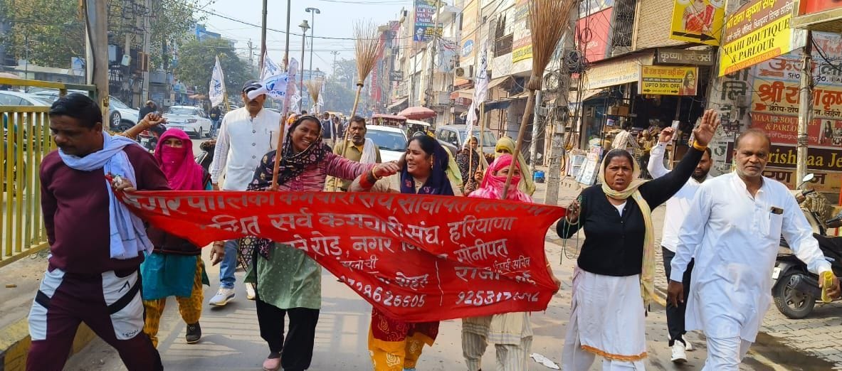 Serial hunger strike of 21 employees in protest against retrenchment
