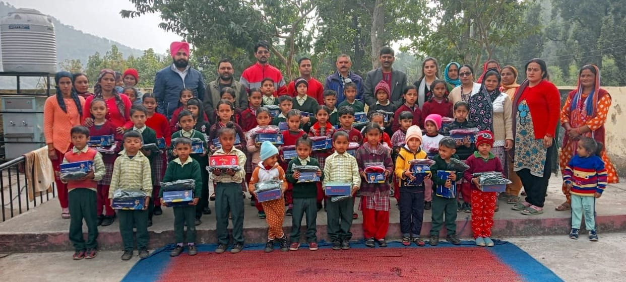 arajpatrit karmchari mahasang distributed cloths and shoes to students in sirmauritaal