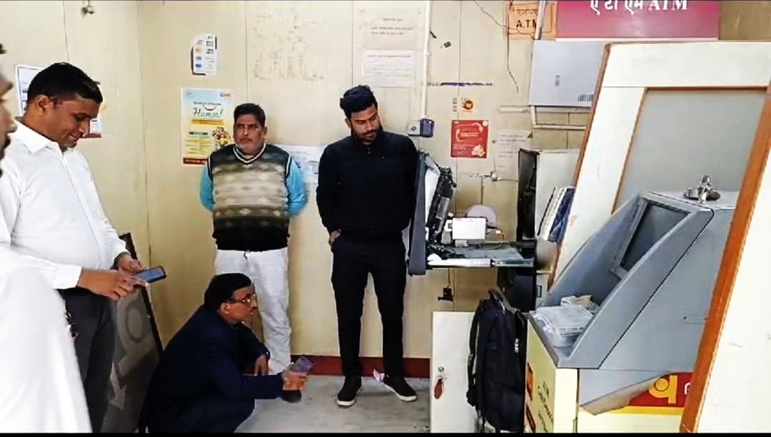 Attempt to cut PNB ATM machine with gas cutter