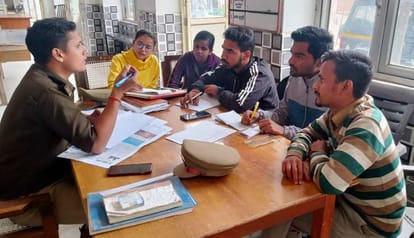 NSS volunteers are learning in training how the police of the district runs the police station.