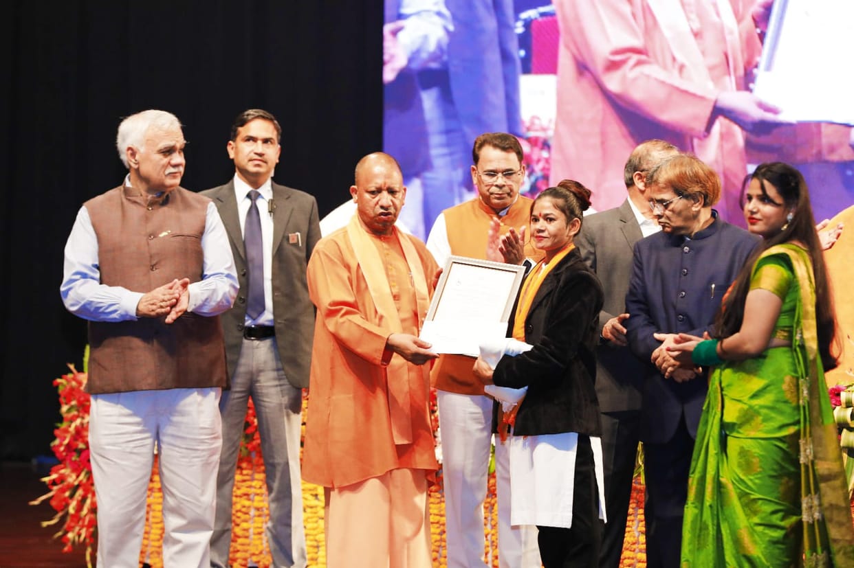 CM honored Shamli's anklet in Lucknow