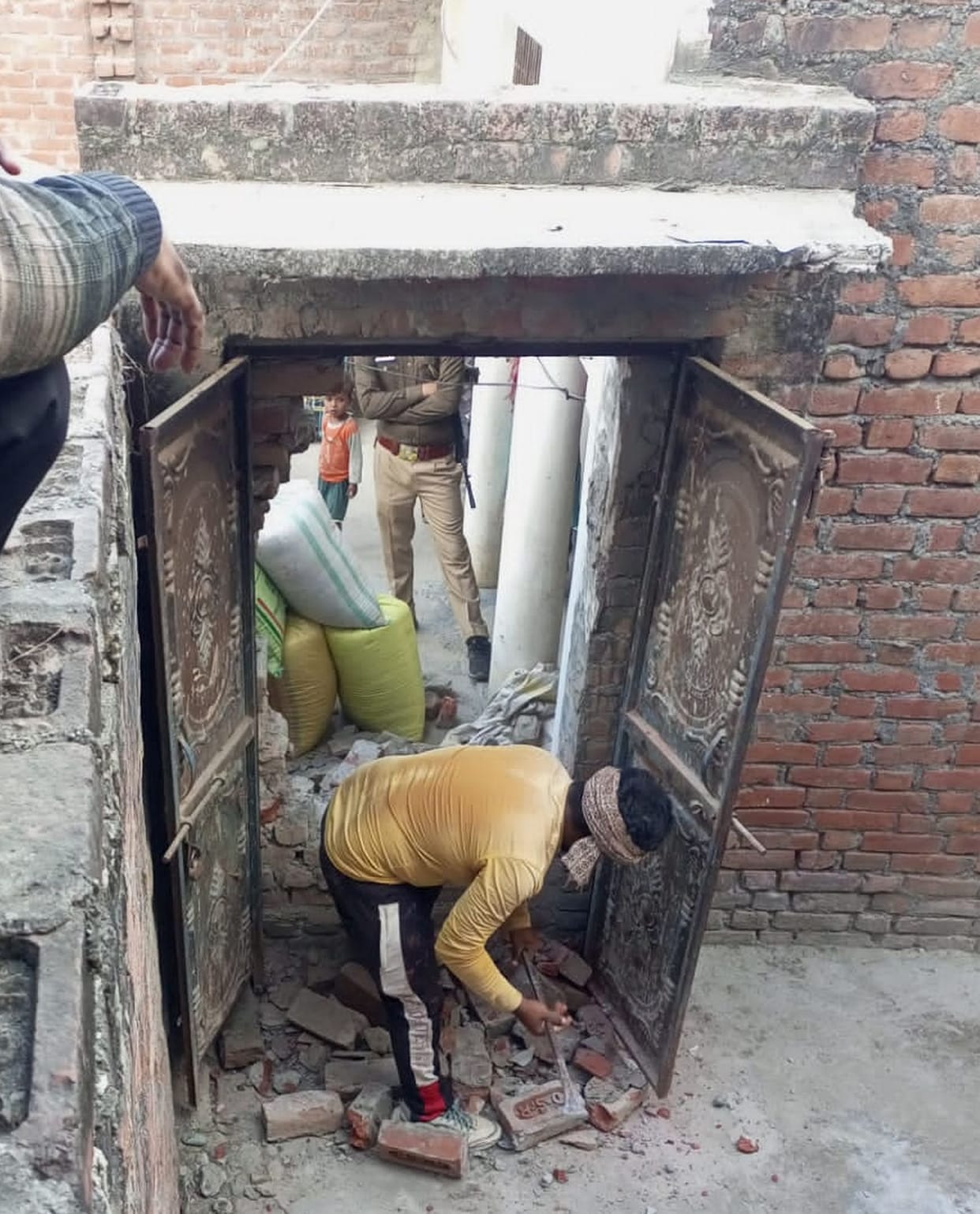 Police and revenue team reached Padaulia, removed the wall built in front of the door