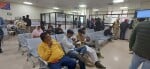 अंबाला छावनी के अंत्योदय सरल केंद्र में काम करवाने के लिए अपनी बारी का इंतजार करते लेाग।