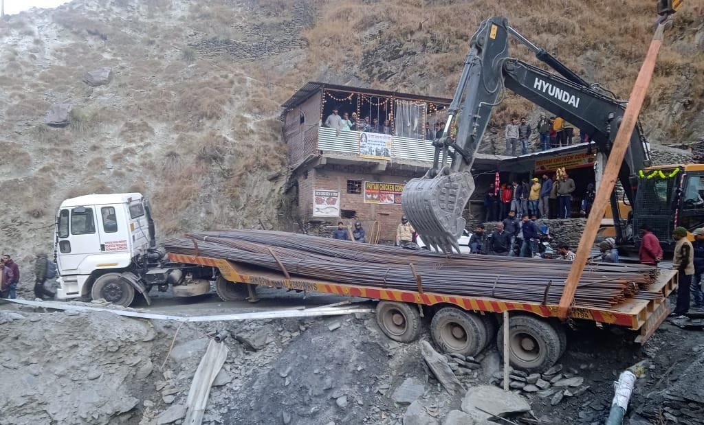 Pathankot-Bharmaur highway remained closed for four hours due to trolley getting stuck