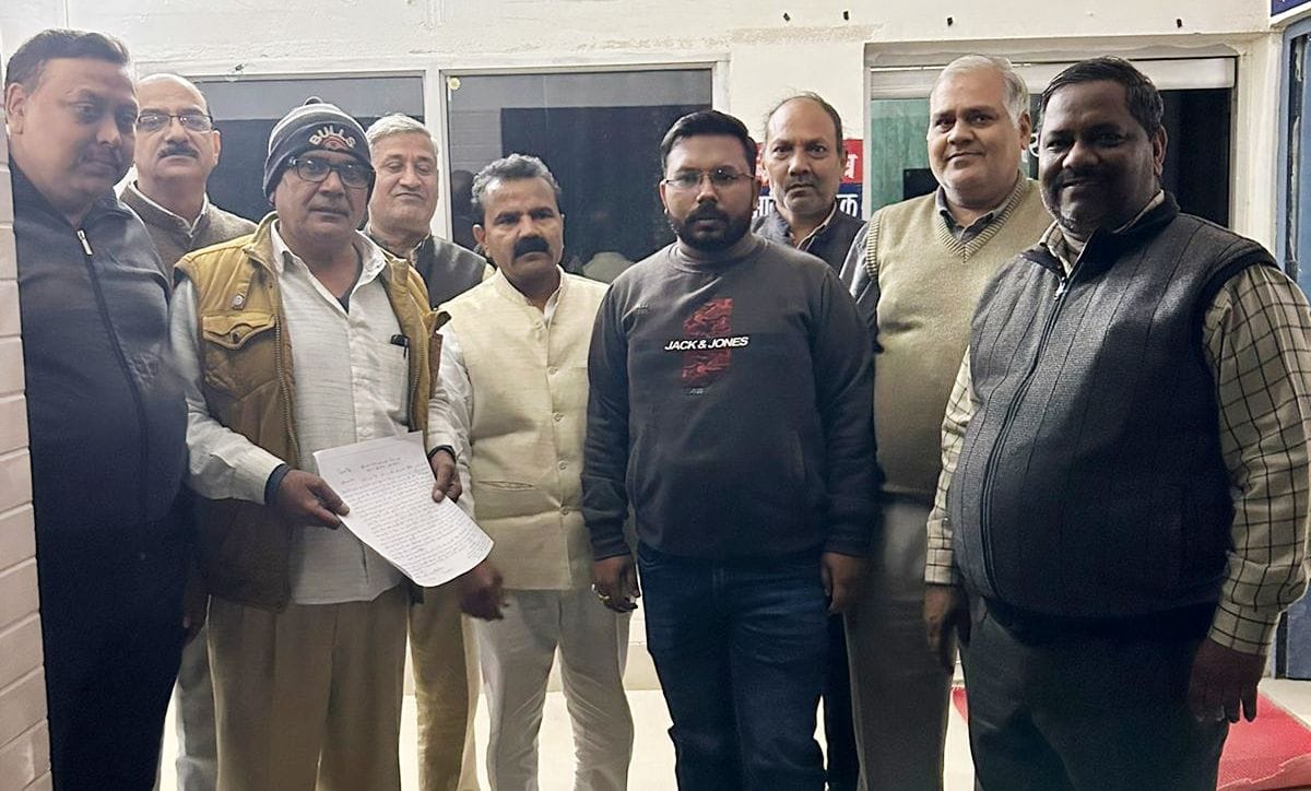 Shopkeeper attacked for asking money for clothes