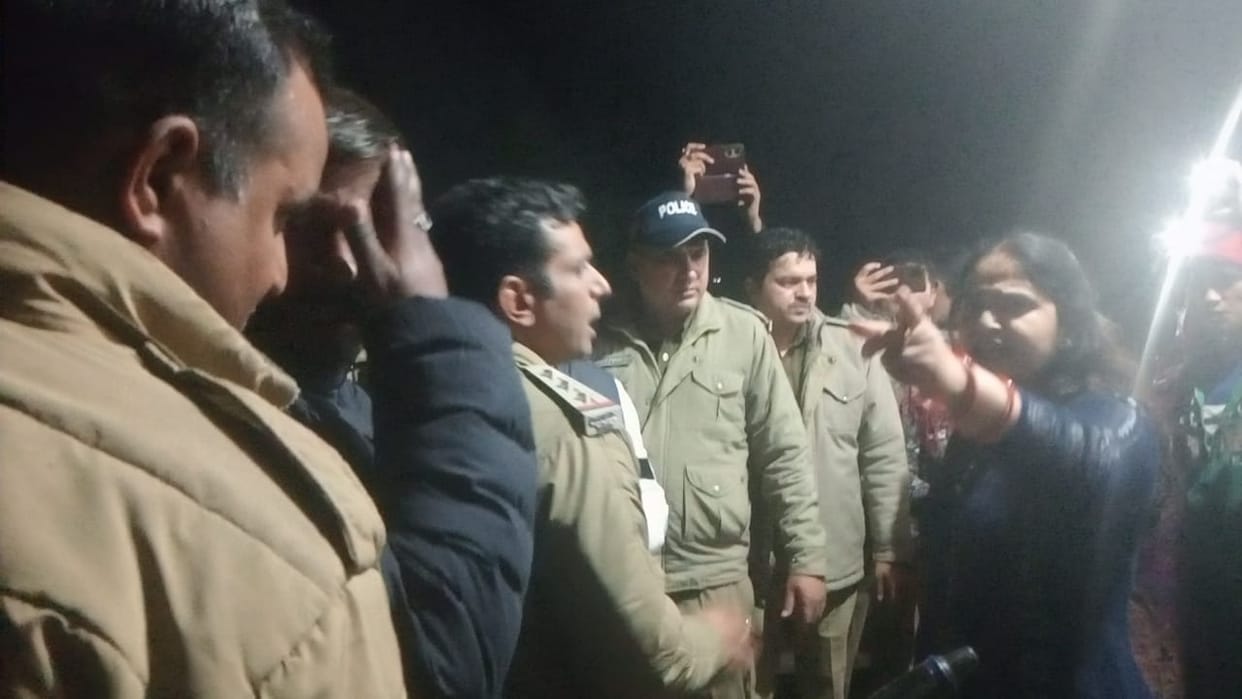 Fighting, stone pelting, arson between two parties in Ramnagar