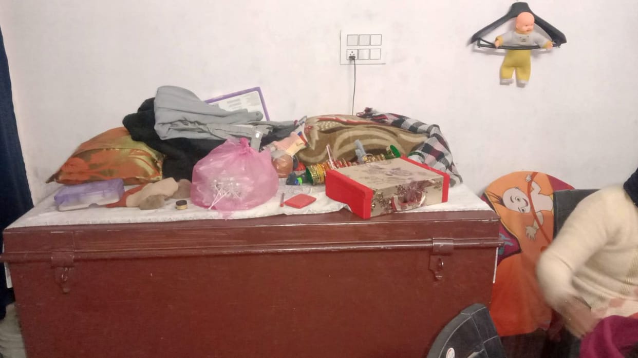 Five lakh rupees stolen by breaking the lock of the house in Ishwardham Colony
