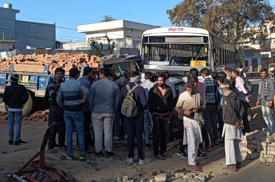 Bus and tractor collide, screams erupt