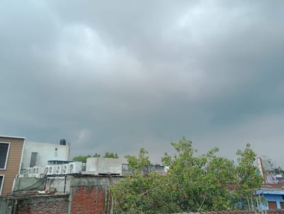 Clouds remained throughout the day, drizzle increased the cold