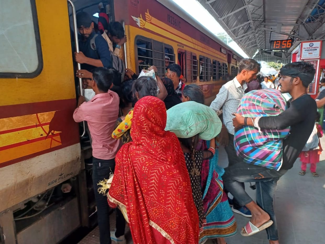 Satyagraha Express reached four hours 26 minutes late, Bapudham cancelled.