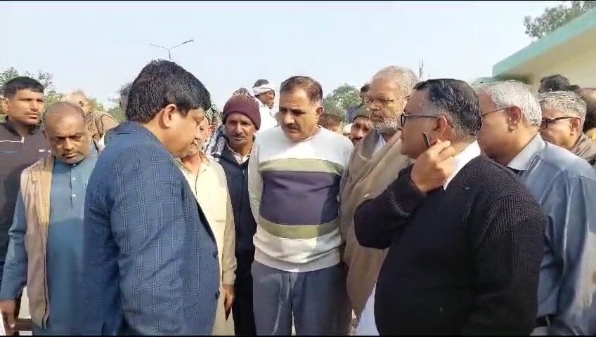 Demonstration of farmers when sugarcane crushing does not start in the mill