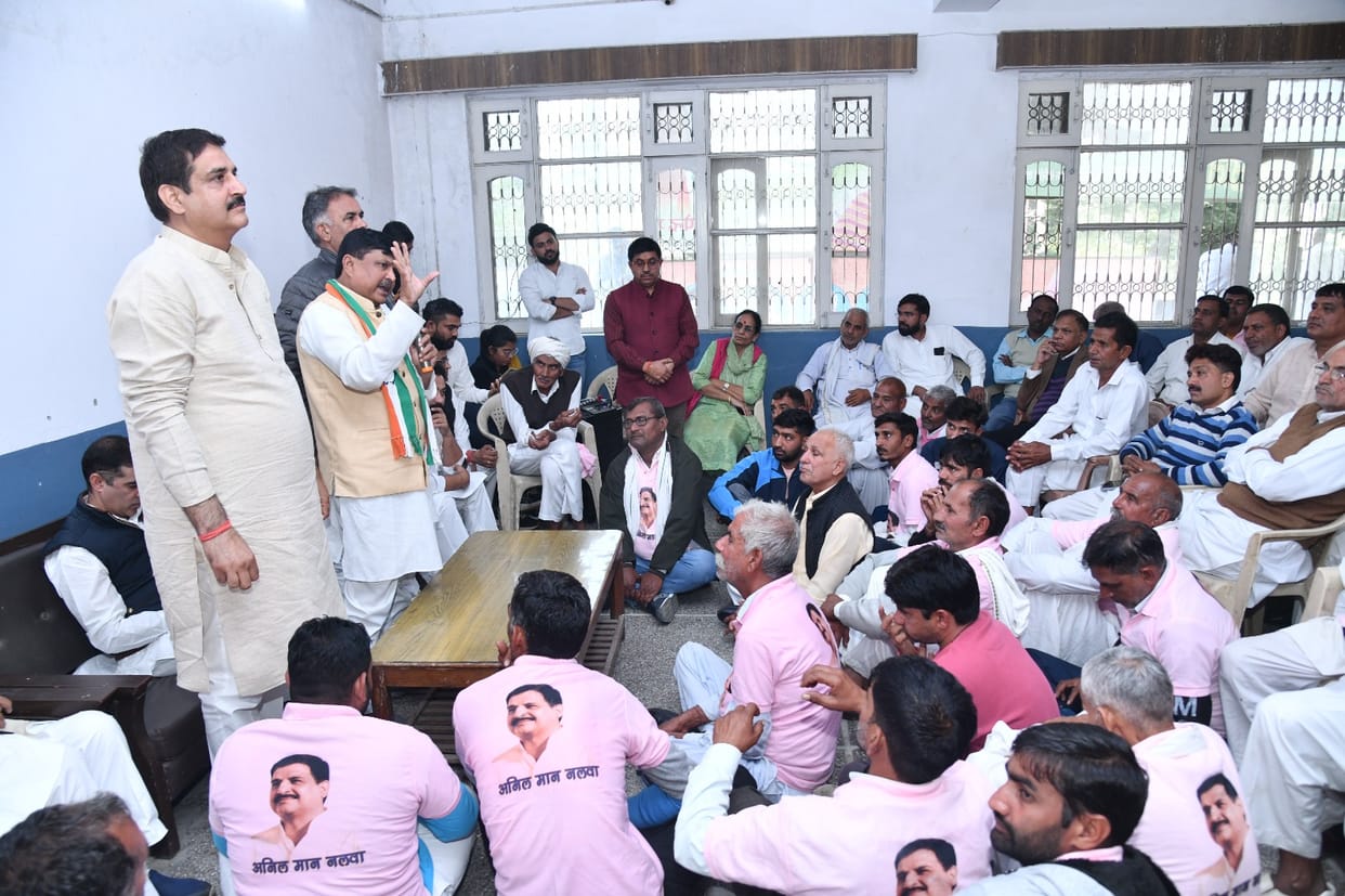 Congress workers expressed their anger in front of the observers who came to teach the lesson of unity.