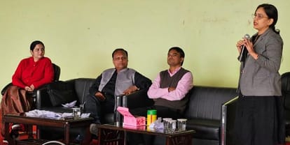 Teenage Clinic will solve physical and mental problems of teenage girls.