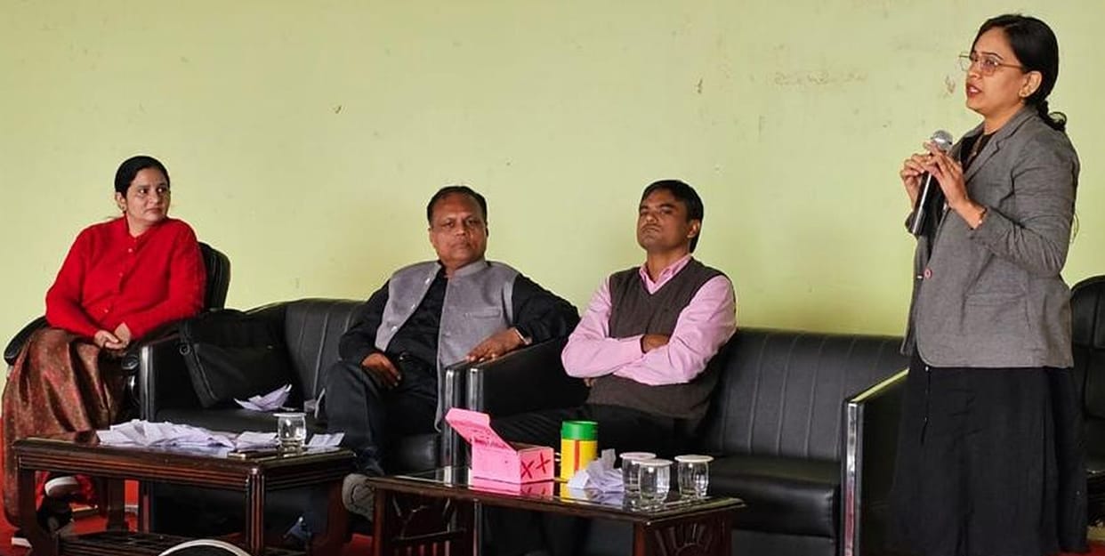 Teenage Clinic will solve physical and mental problems of teenage girls.