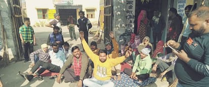 Safai workers started strike in Islamnagar, sat on dharna