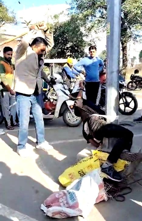 Young man tied to a pole and beaten on charges of theft, case registered