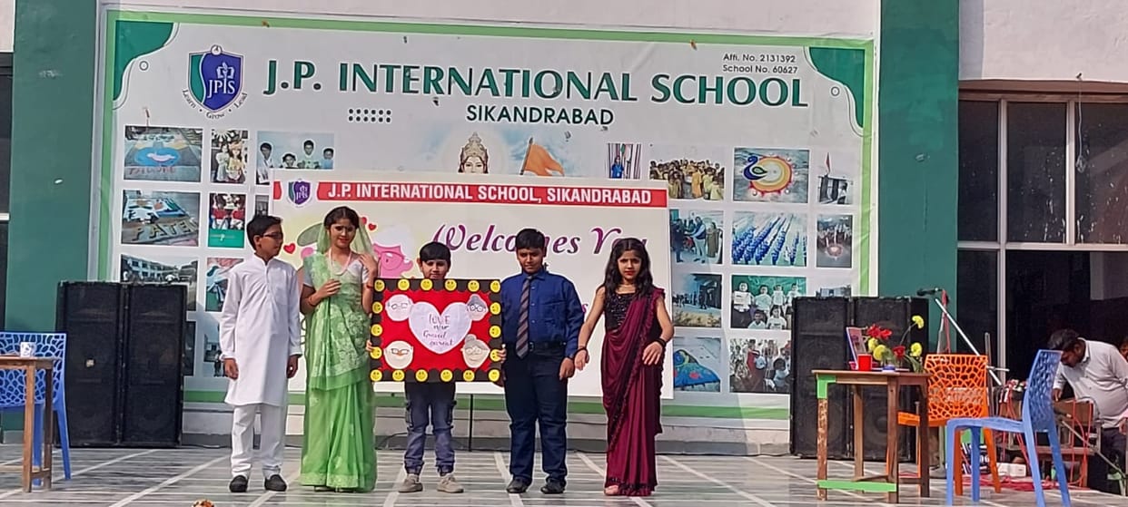 Children explained the difference between two generations through drama