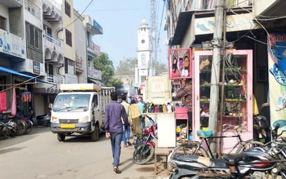 Earlier goods kept on slabs, now business on the road