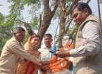 नगर पंचायत अध्यक्ष उमा अग्रवाल बाबा भीमराव अंबेडकर के प्रतिमा मूर्ति पर पुष्पांजलि अर्पित करती 