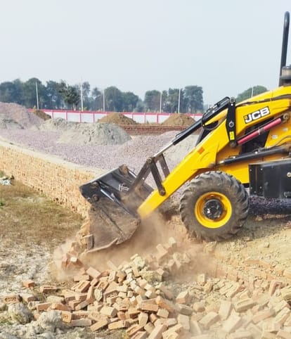Big action by Firozabad Development Authority Colony being built on 15 thousand square meters was demolished
