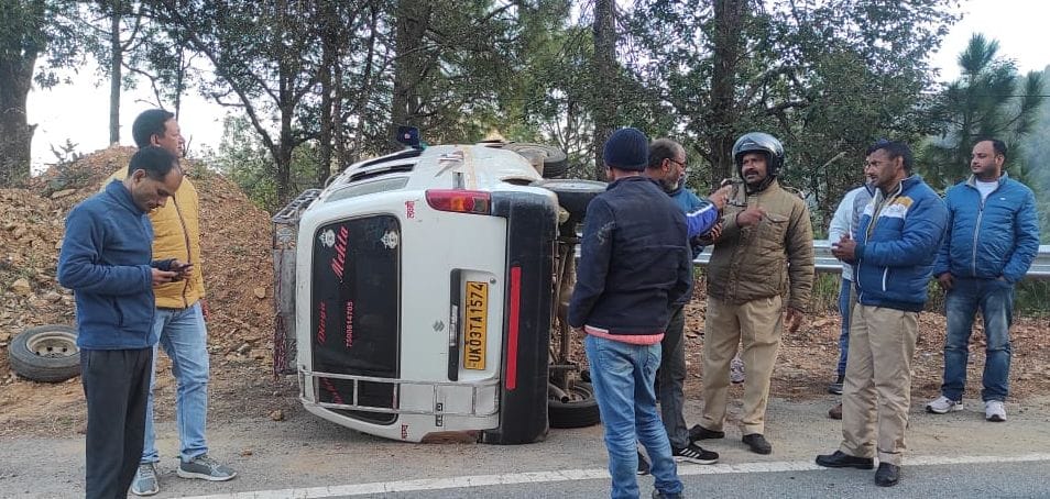 Uncontrolled van overturns, seven injured, one in critical condition