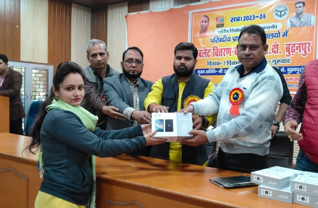 Tablets in the hands of teachers of council schools