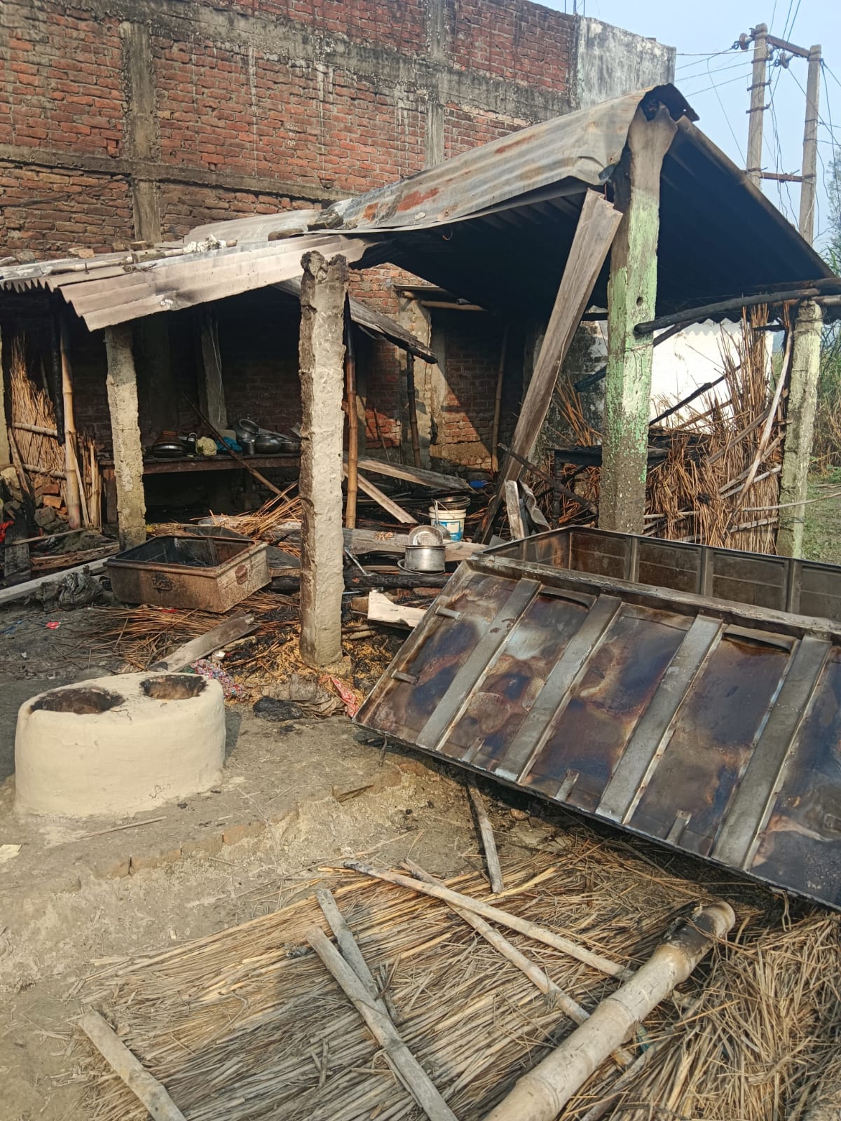 Cash and jewelery burnt in fire in residential hut