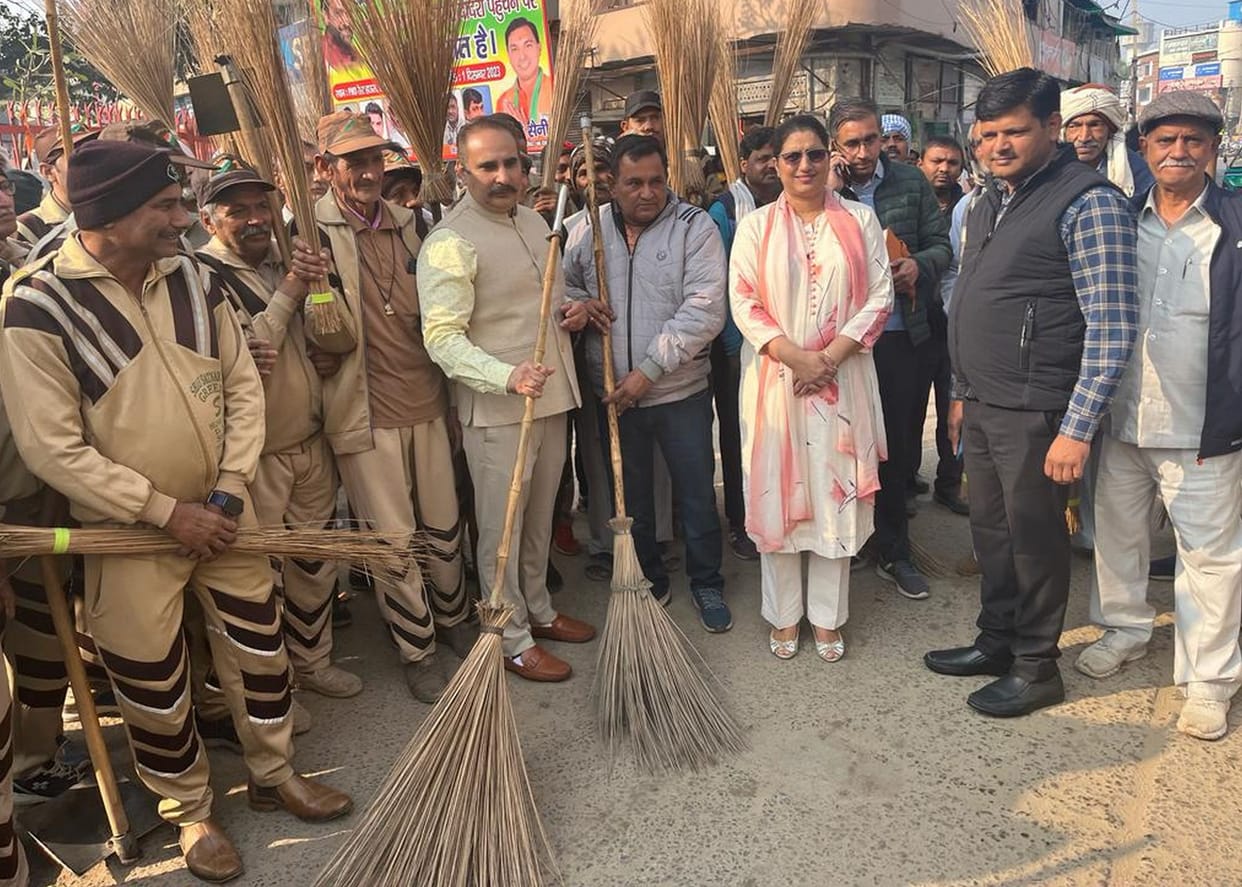 WhatsApp on 9253388130 the photo of those spreading filth, the team will issue challan