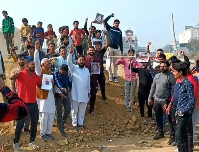 Karni Sena workers burnt effigies of murderers