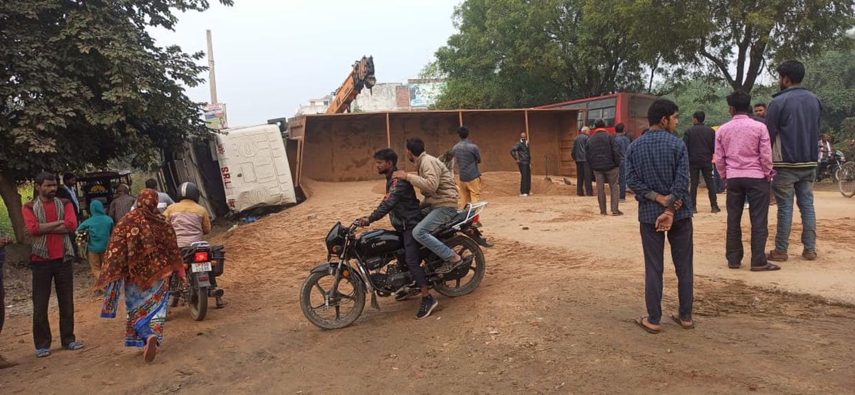Trolley overturned on Tanda-Banda highway, jam for five hours