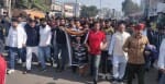 शहर में रोष प्रदर्शन करते राजपूत समाज के लोग। 