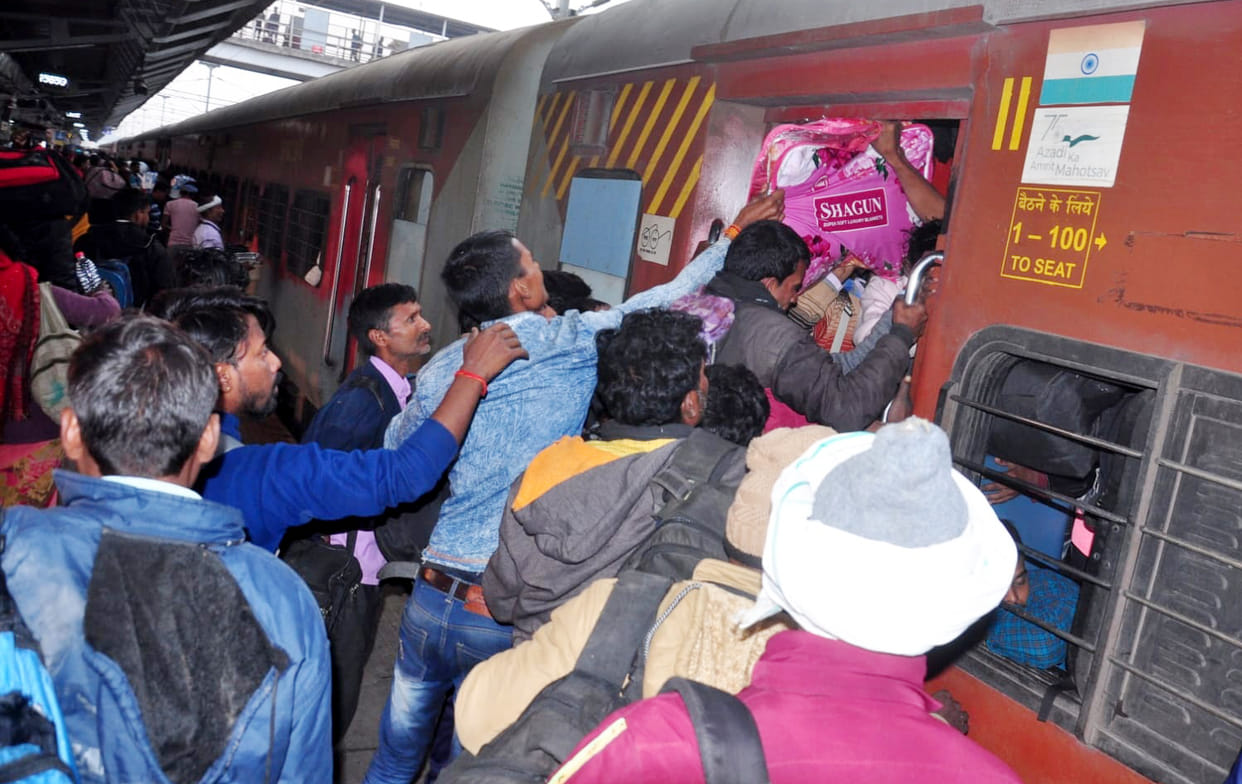 Delhi Mumbai trains jam-packed in Gorakhpur