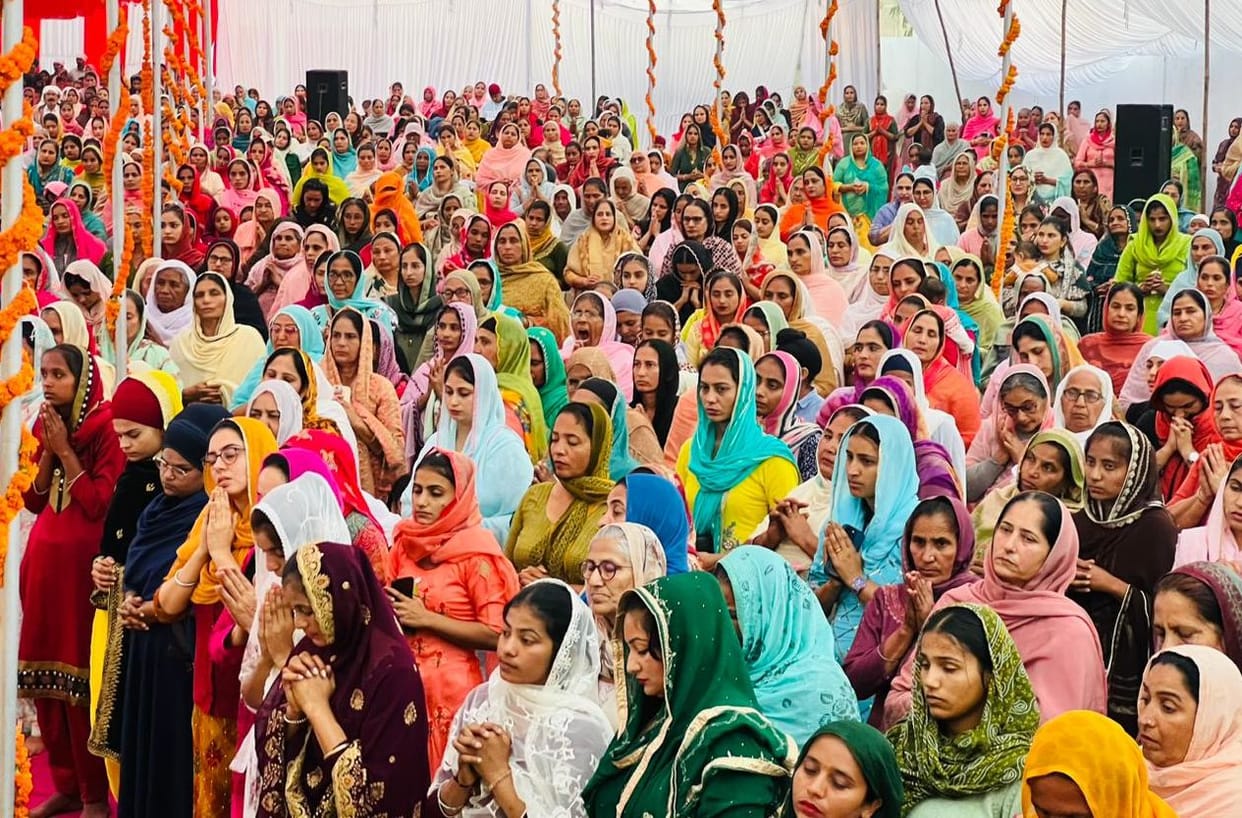 Crowd of Sangat gathered in the meeting
