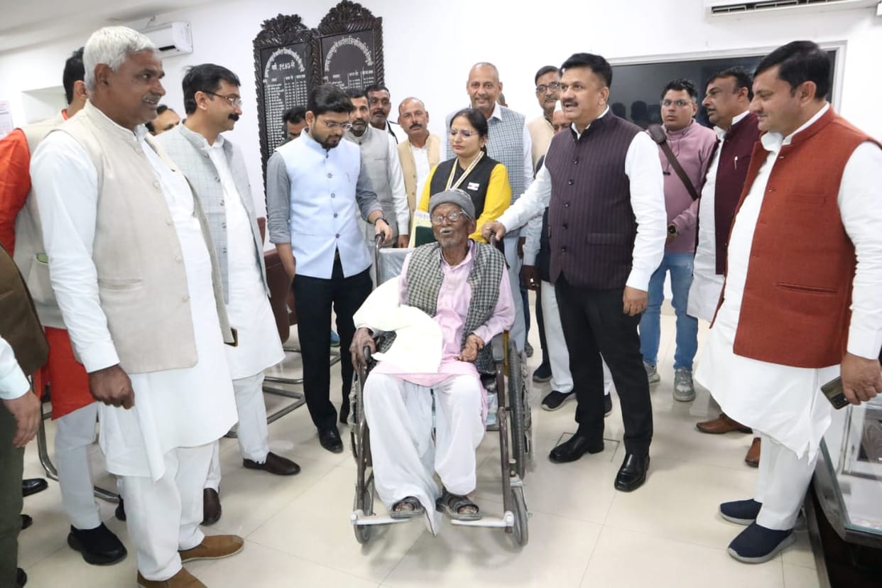 DM left his chair and listened to the problem of 110 year old man.