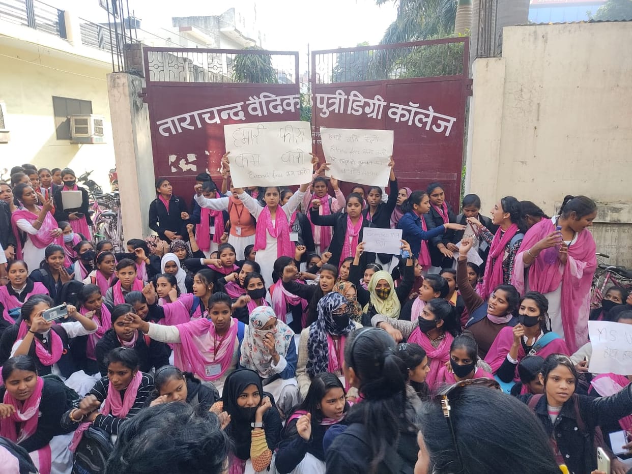 Girls took to the streets to protest against the increase in examination fees
