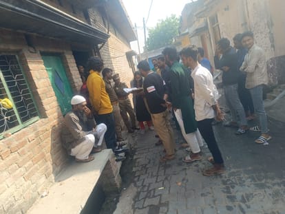 Pilibhit News: दुकानों पर काम करते मिले दस बालक Ten children found working in shops