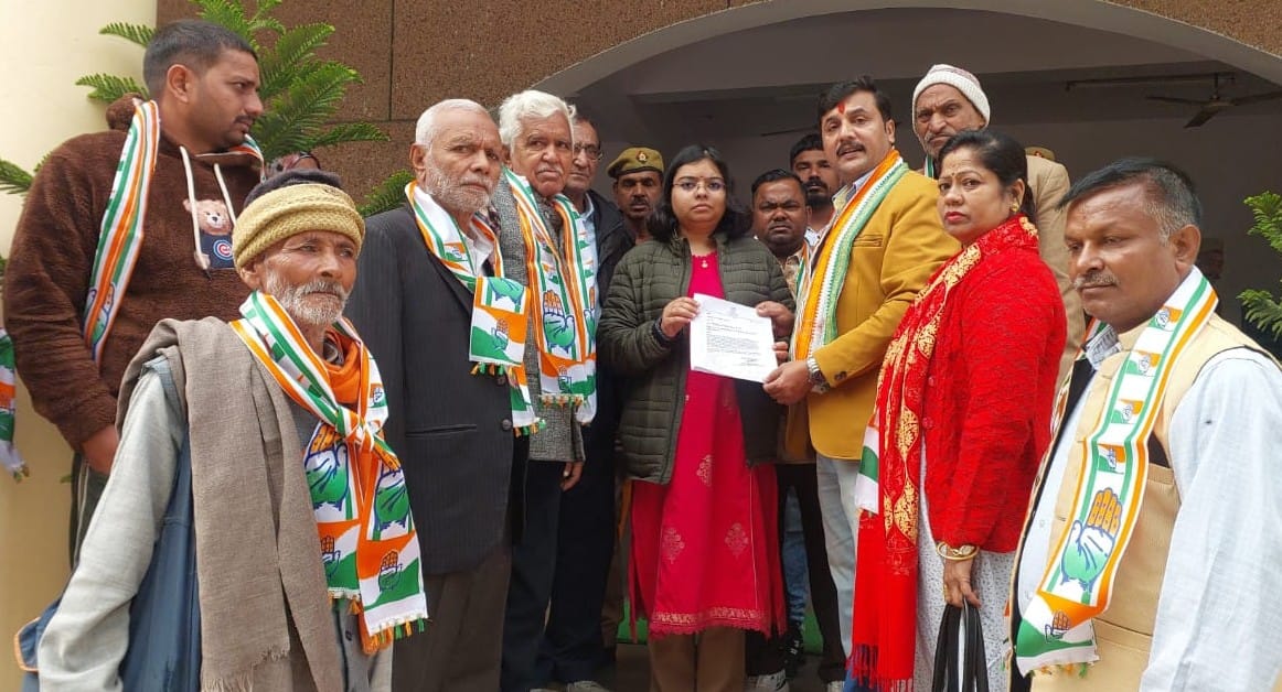 Protest against fertilizer shortage, memorandum submitted
