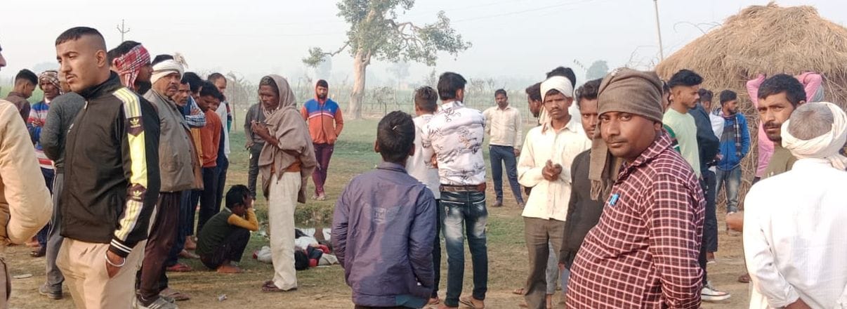 Father had come by bus to Aligarh, dead body found lying in the garden