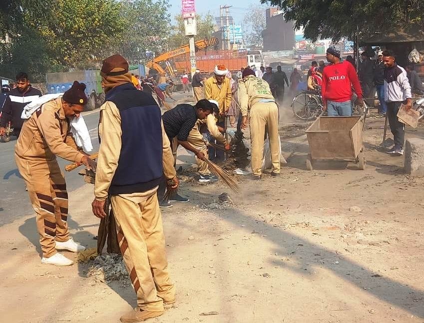 Piles of garbage remained at the dumping points till noon, company employees and other organizations did cleaning in other parts of the city.
