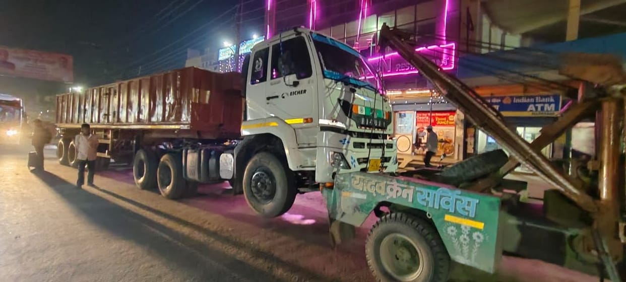 Truck breaks down on Gorakhpur overbridge in the morning, city faces traffic jam till evening