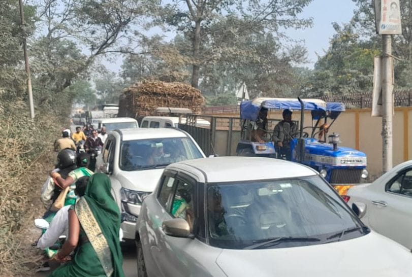 Bhansadiya Crossing: Pothole at the turn, problem of jam