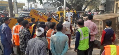 Removed the encroachment after seeing the officials, then took possession of the same place.