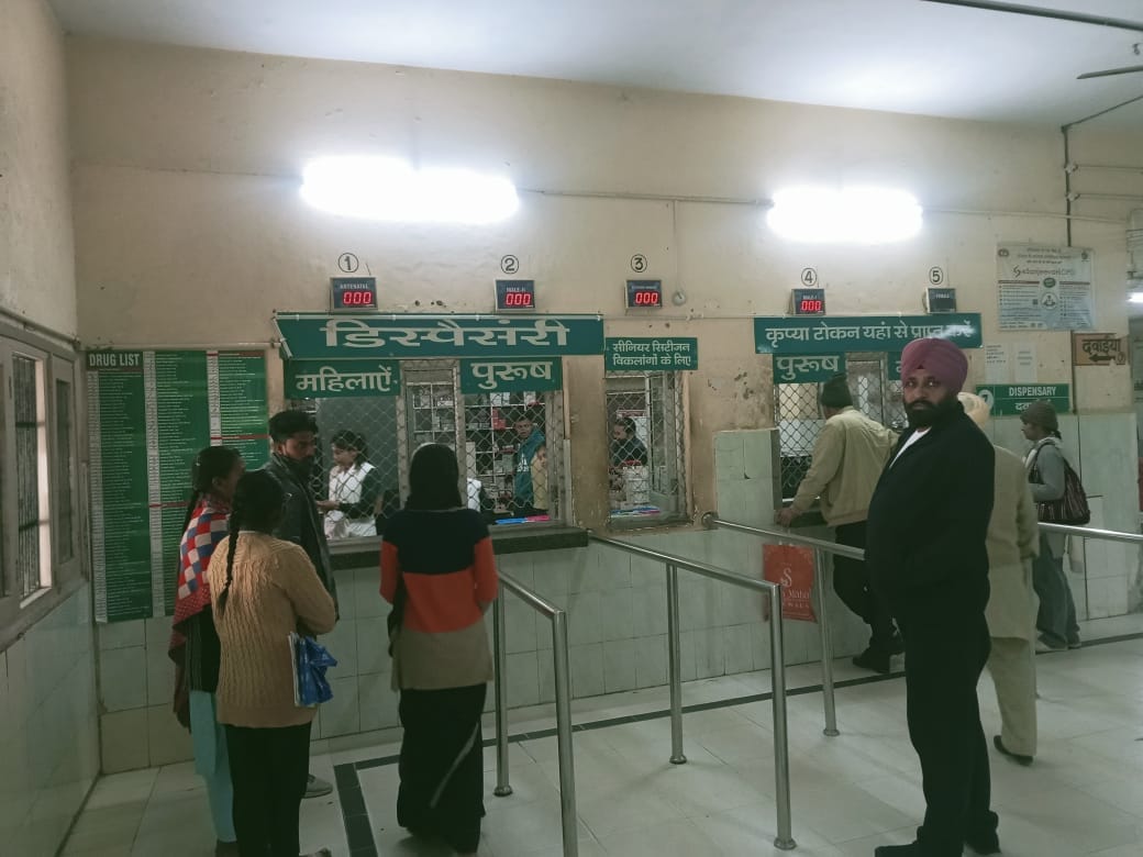 120 doctors remained on strike in the district, patients shivered in the cold for two hours